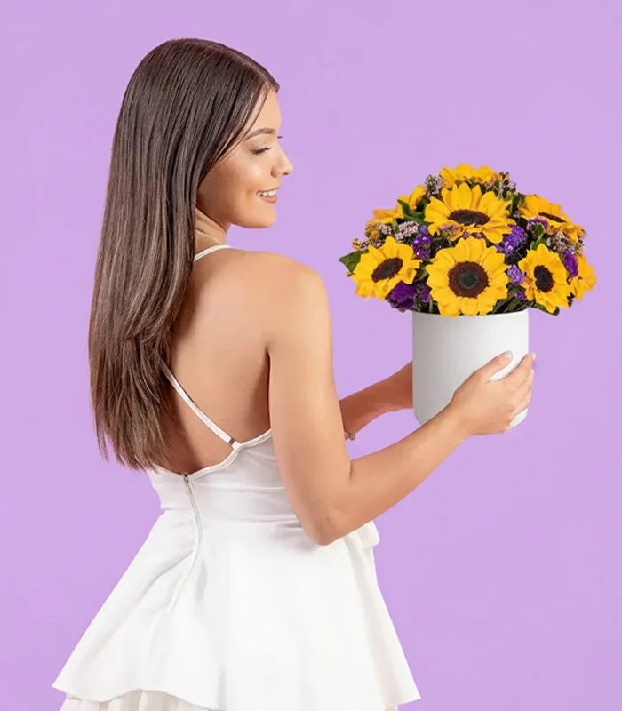 Arreglo-de-girasoles-en-caja-con-modelo