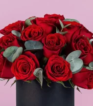 Arreglo-de-rosas-rojas-en-caja-detalle