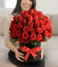 Arreglo-floral-Gran-Amor-con-modelo