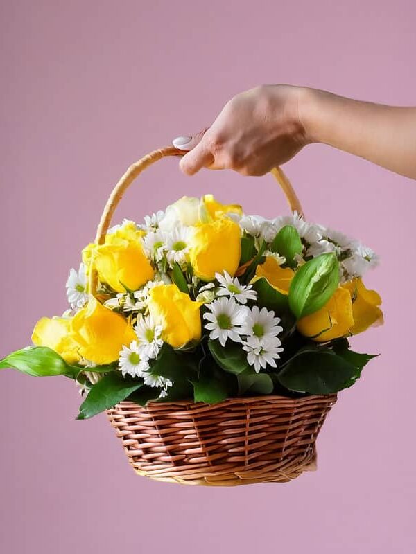 cesta-de-rosas-y-margaritas