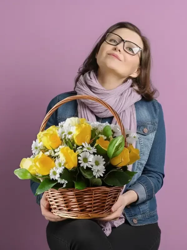 cesta-de-rosas-y-margaritas-con-modelo