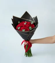 ramo-de-12-rosas-rojas-con-mano