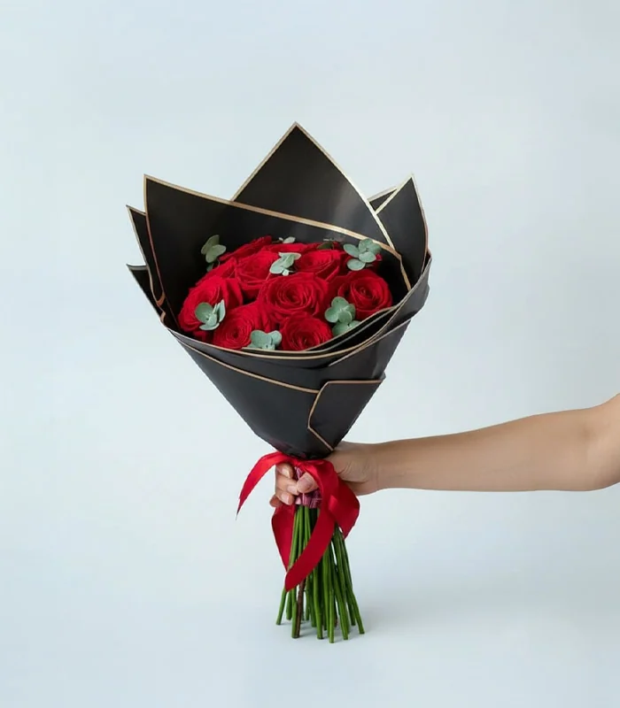 ramo-de-12-rosas-rojas-con-mano