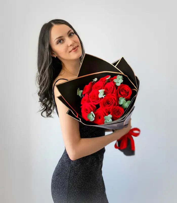 ramo-de-12-rosas-rojas-con-modelo