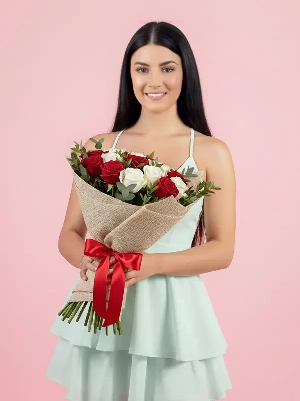 Bouquet-de-15-rosas-rojas-y-blancas-con-modelo
