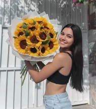 bouquet-de-girasoles-grande-con-modelo