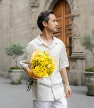 ramo-de-flores-amarillas-con-modelo